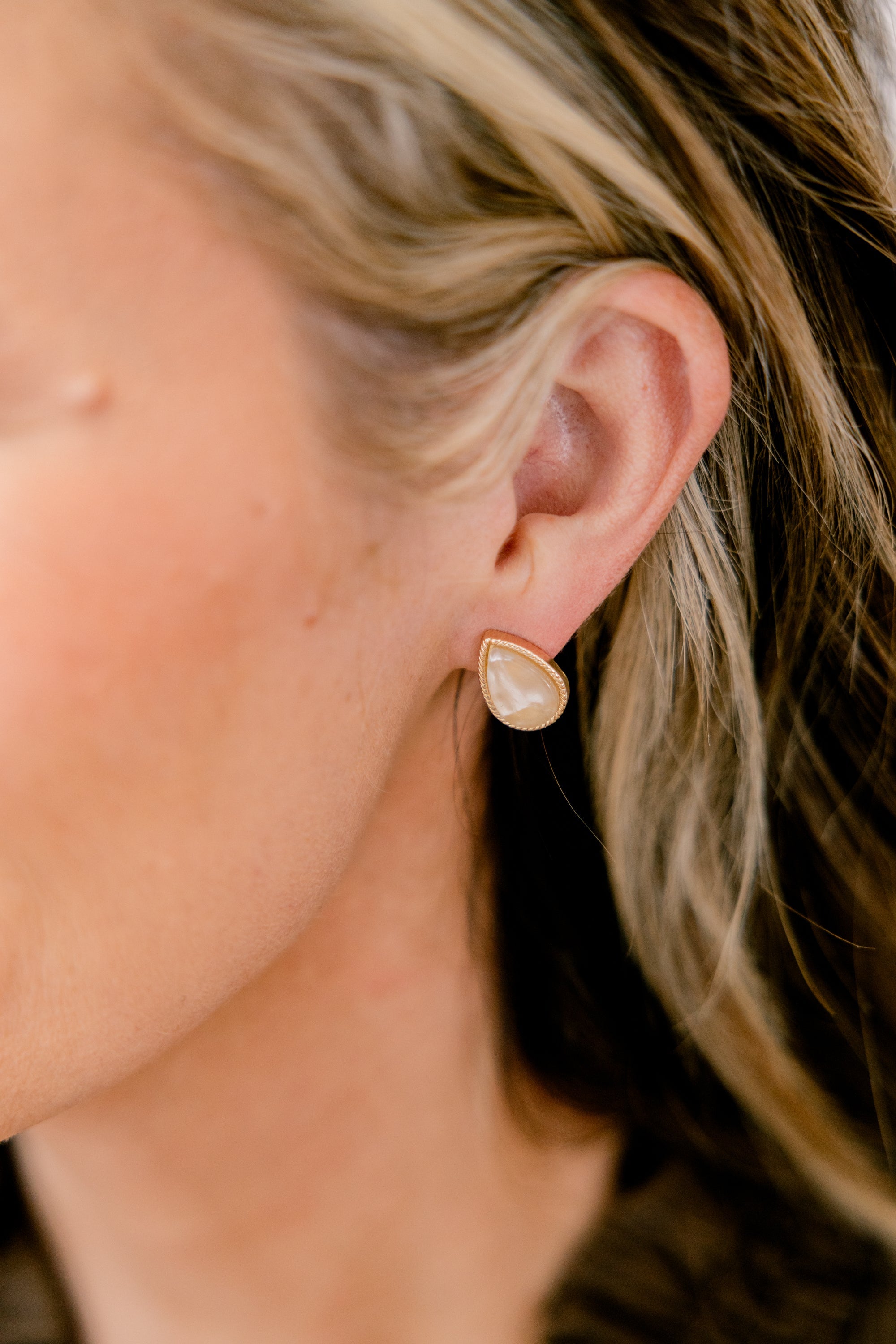 Calm Moment Earrings, Gold