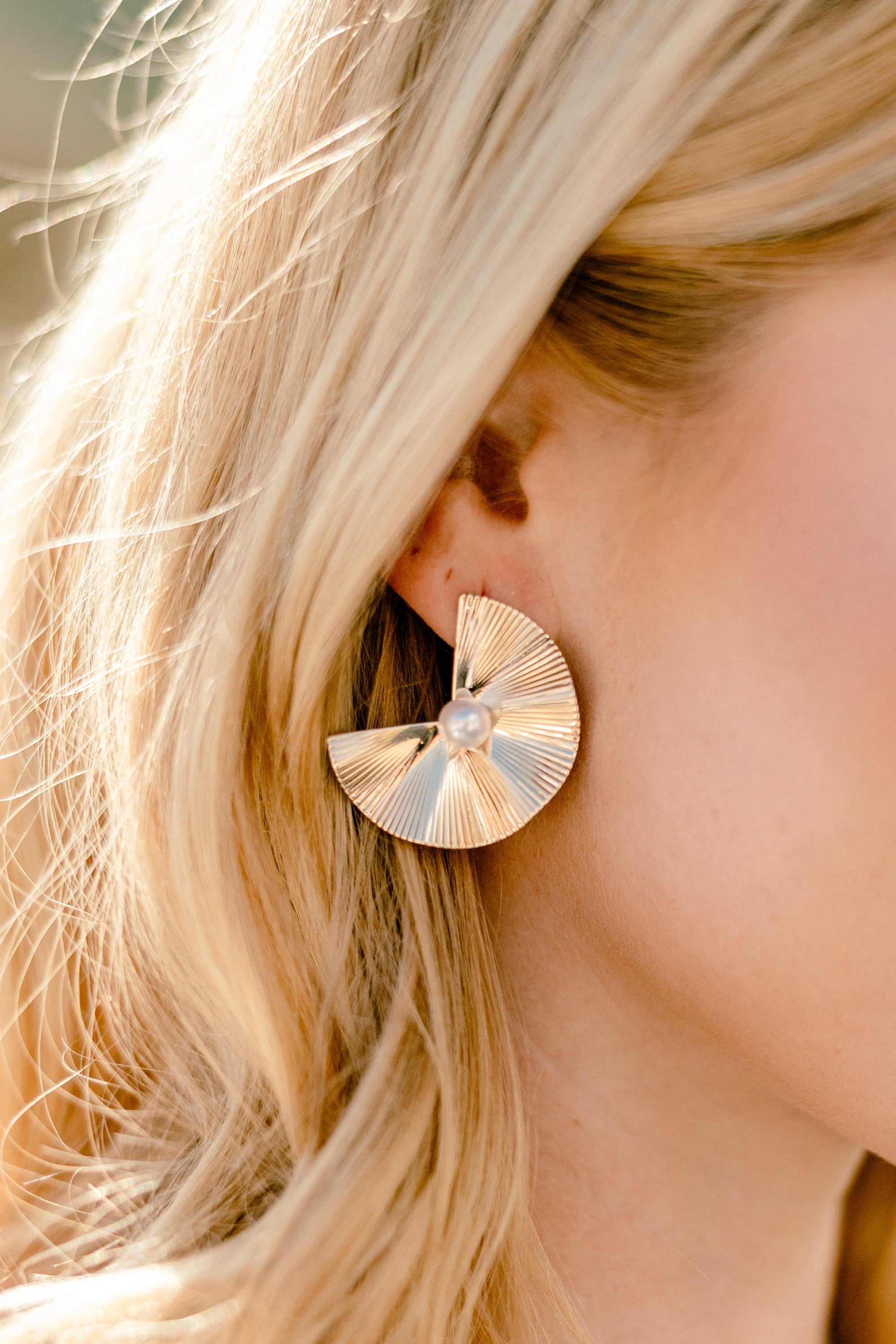 Stunning Gaze Earrings, Gold